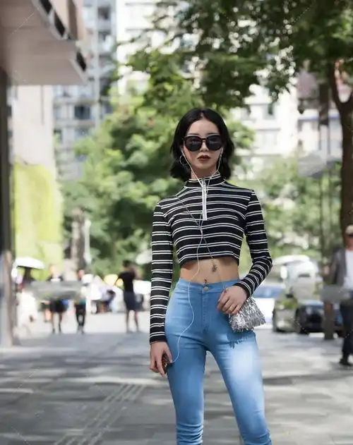 气质黑白条纹上衣搭配蓝色裤子,魅力十足,利落抢眼