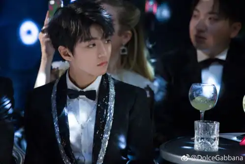 王俊凯黑色西装彰显少年不凡气质身姿笔挺又不失绅士的典雅