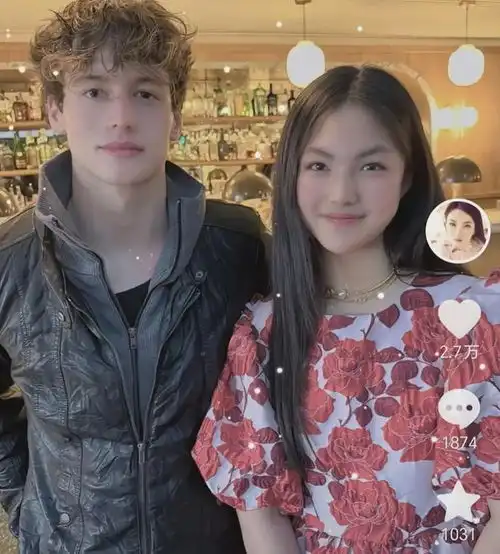 李湘发视频晒女儿聚会,王诗龄穿一身玫瑰,长相似李湘复制版本