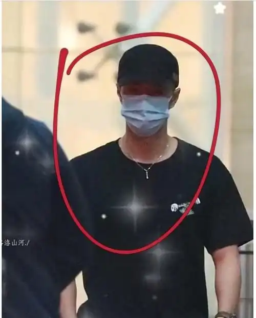 王一博录节目收工,身材强壮了太多,肌肉明显男人味十足