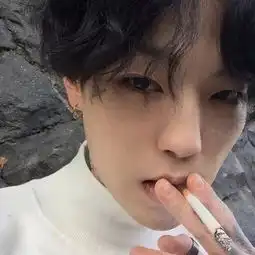 求助下图模特的名字或者ins