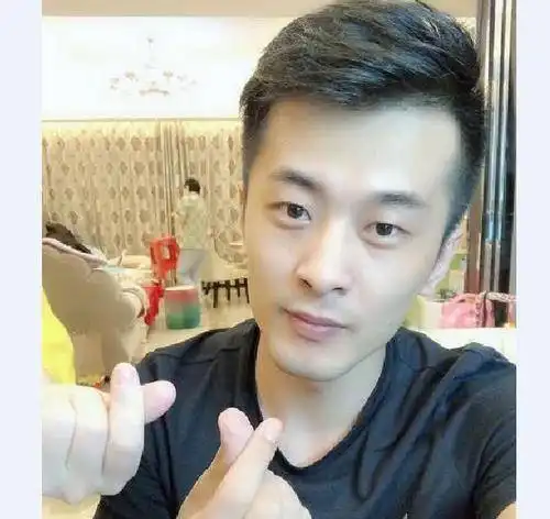 网红辛巴高调宣布复出晒自己单膝下跪的视频,粉丝看哭了