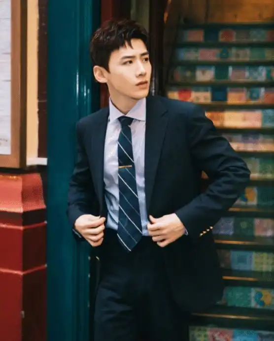 白敬亭外表清秀温暖,白衬衫搭牛仔裤平静俊逸,不愧是校草