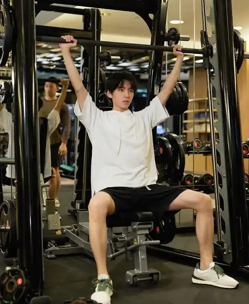 王俊凯健身照走红四肢肌肉线条完美,是理想的男友身材没错了