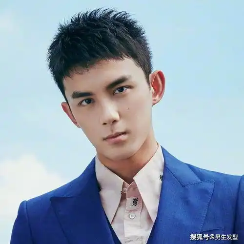 20岁男生发型别剪太成熟,这4款造型刚刚好,时尚,减龄,帅气