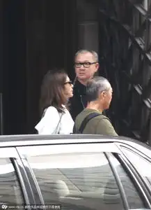 关之琳携富商男友甜蜜现身白衣黑裤变少女遭跟拍