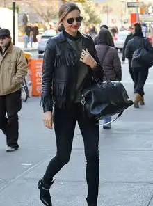 米兰达可儿十二月街拍夹克外套搭配出冬季别致美