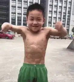 中国7岁小正太练出八块腹肌,猛男们瞬间被碾压