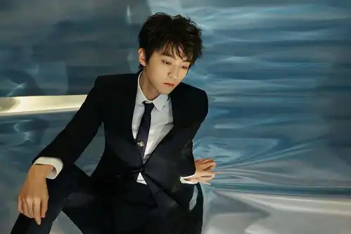 王俊凯亮相2021年金鸡百花电影节开幕式西装革履尽显风度