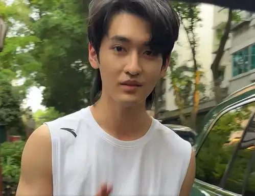 徐璐和男友日本旅游,真人瘪嘴暴瘦不到90斤,对男友大呼小叫