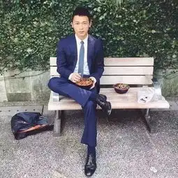 在线被疯传的地铁直男竟是他