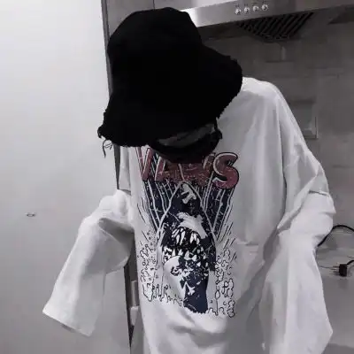 男生头像戴帽子遮脸要酷散落在烟头上的阳光