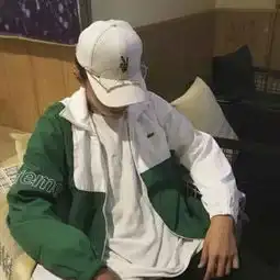2018戴帽子的帅哥头像个性帅气超有范人人都善良彼此都设防...