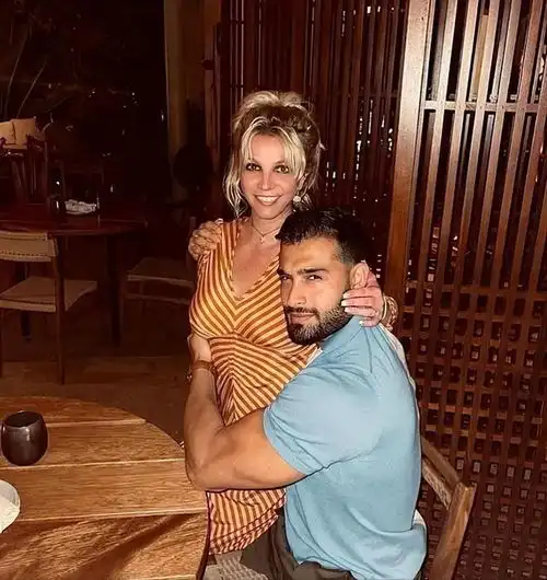 布兰妮斯皮尔斯和丈夫相互指责对方出轨,整个事件扑朔迷离