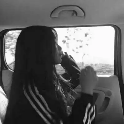 侧脸黑白女头像高冷网图女生孤独伤感头像