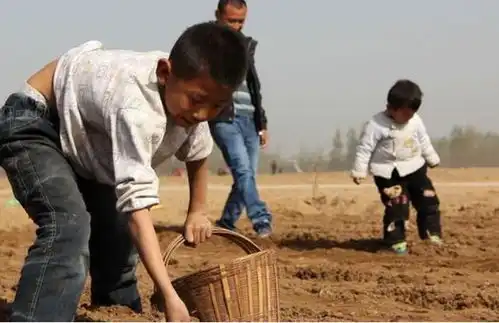 8年过去了,当年在工地上收到大学通知书的搬砖男孩,后来怎样了