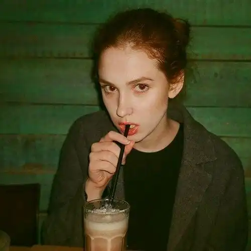 丑同事说读书时很受欢迎,我不屑一顾,闺蜜淡定说男生喜欢活泼的