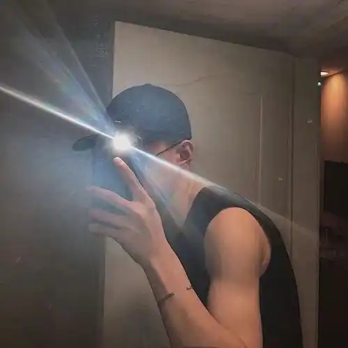 10张高冷轻熟男生头像,帅哥专用