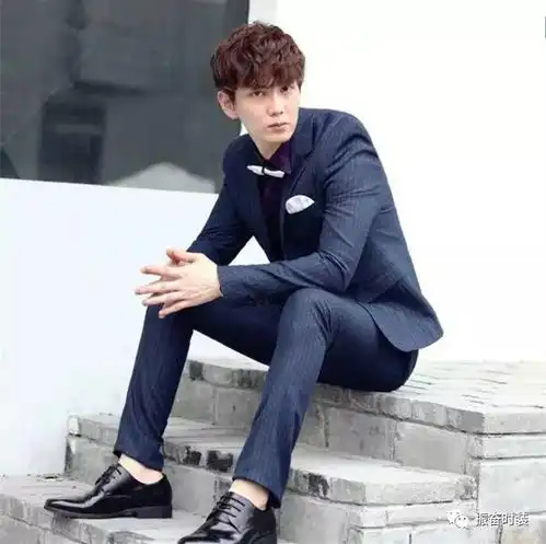 穿西装的男人最帅果不其然,它彰显了男人的笔挺身姿和刚强果敢