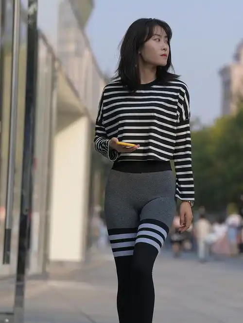 黑白条纹的上衣搭配紧身瑜伽裤,高级又洋气,性感而不宣扬