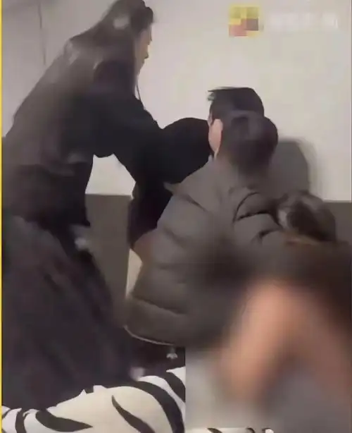 浙江女老师家中出轨后续被捉奸在床,男小三是初恋,原配更漂亮