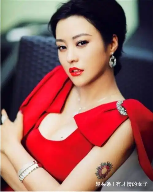 邓超现任妻子与前任比美,4岁之差,一个美艳少女一个霸气女王