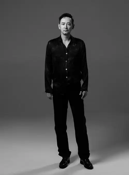 张垒黑白写真照释出尽显雅痞男人味