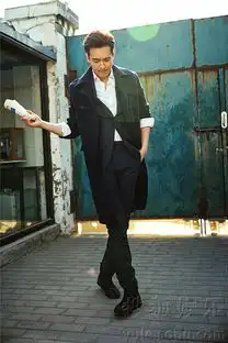 高云翔变身阳光型男街头读报显顽皮