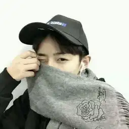 求一张高清壁纸要男生中分的那种