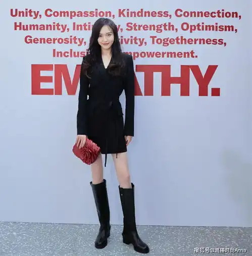 佟丽娅单身后风格大变,穿西装裙配领带,网友从清纯变御姐范了