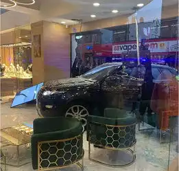 伦敦街头再现珠宝抢劫案,市民围攻嫌疑犯将其制服