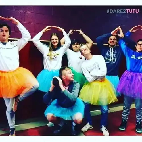 大叔穿着粉色蓬蓬裙却被人们称为最man的男人