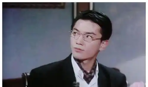 本以为长发的郑伊健够帅了,看到大背头的他,简直是斯文败类