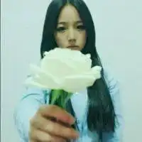 清新女生捧花头像