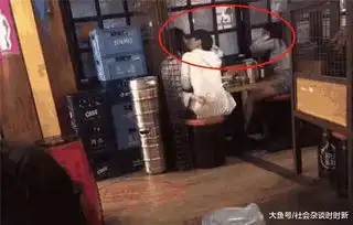 两女一男同行吃饭,女友上厕所,男子趁机亲吻闺蜜