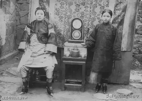 清末老照片,男子拿着团扇娇里娇气,地主婆叼着烟坐姿霸气