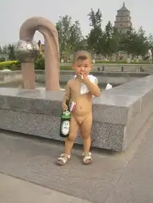 一个小男孩叼烟拿酒的qq头像