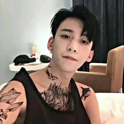 带纹身的男头像