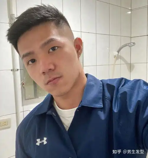 男生中分头已经out了如今流行自然帅气的发型,清新阳光