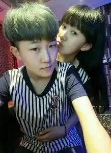 这个男生的头发叫什么颜色呀