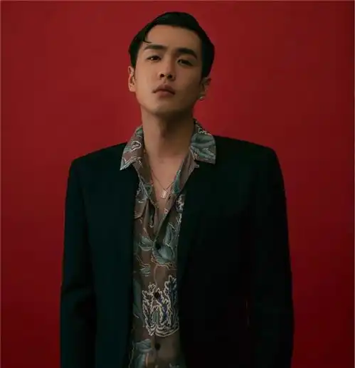 张若昀西装穿搭好有气质,尽显成熟魅力,妥妥的型男