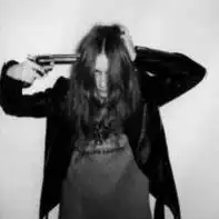 求qq女生头像拿枪的,谢谢