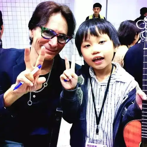 小小年纪,他已是尤克里里界,极具个人风格获誉无数的老江湖