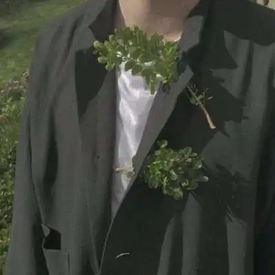 手里拿花的男生头像单身头像想恋爱了
