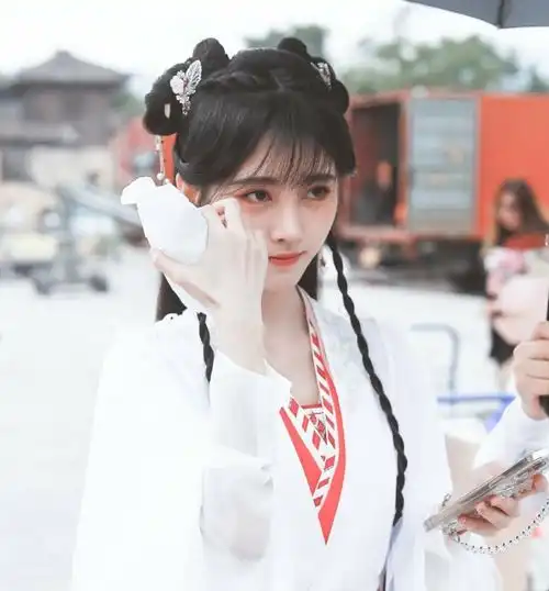 鞠婧祎又一部仙侠剧开机,饭拍照片甜美又仙气,男主比她小3岁