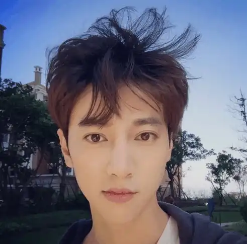 男士自拍,姿势很重要,分享几个自拍pose