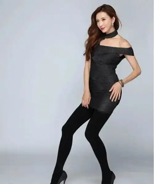 黑色丝袜搭配挖洞连衣裙,林志玲大秀迷人舞姿,网友好美