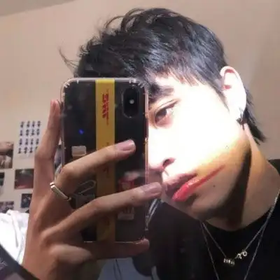 2020高清阳光帅气男生头像叼根香烟再吻你