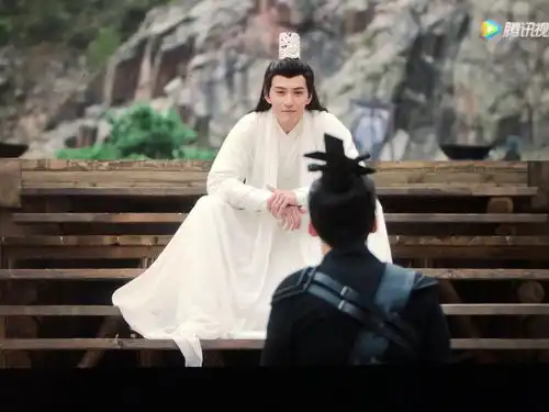 夫子的表情和这个坐姿和这身白衣绝配啊徐正溪完...