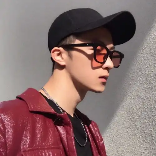 红衣黑帽眼镜潮男